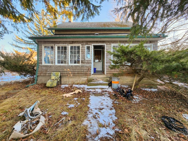 r/abandoned - Mysterious Abandoned House With Lots left Behind