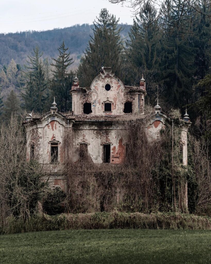 Villa de Vecchi: The Abandoned Haunted Mansion of Cortenova, Italy